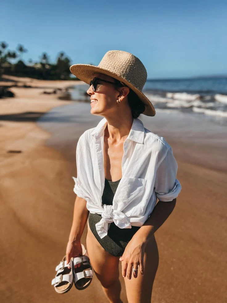 Camisa blanca tendencia para ir a la playa