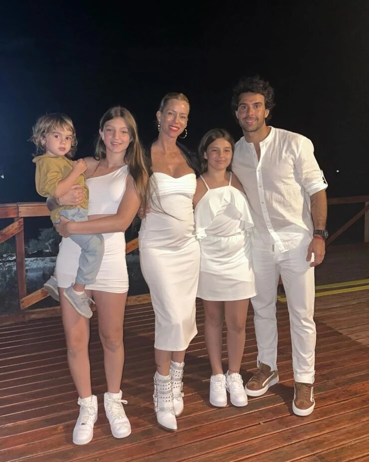 Nicole Neumann con Manu Urcera y sus hijas