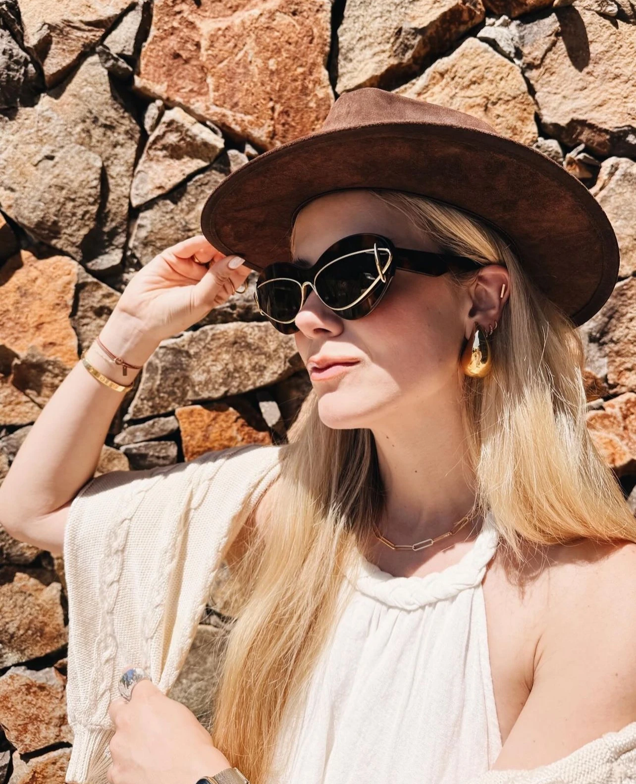 Accesorios destacados en marrón