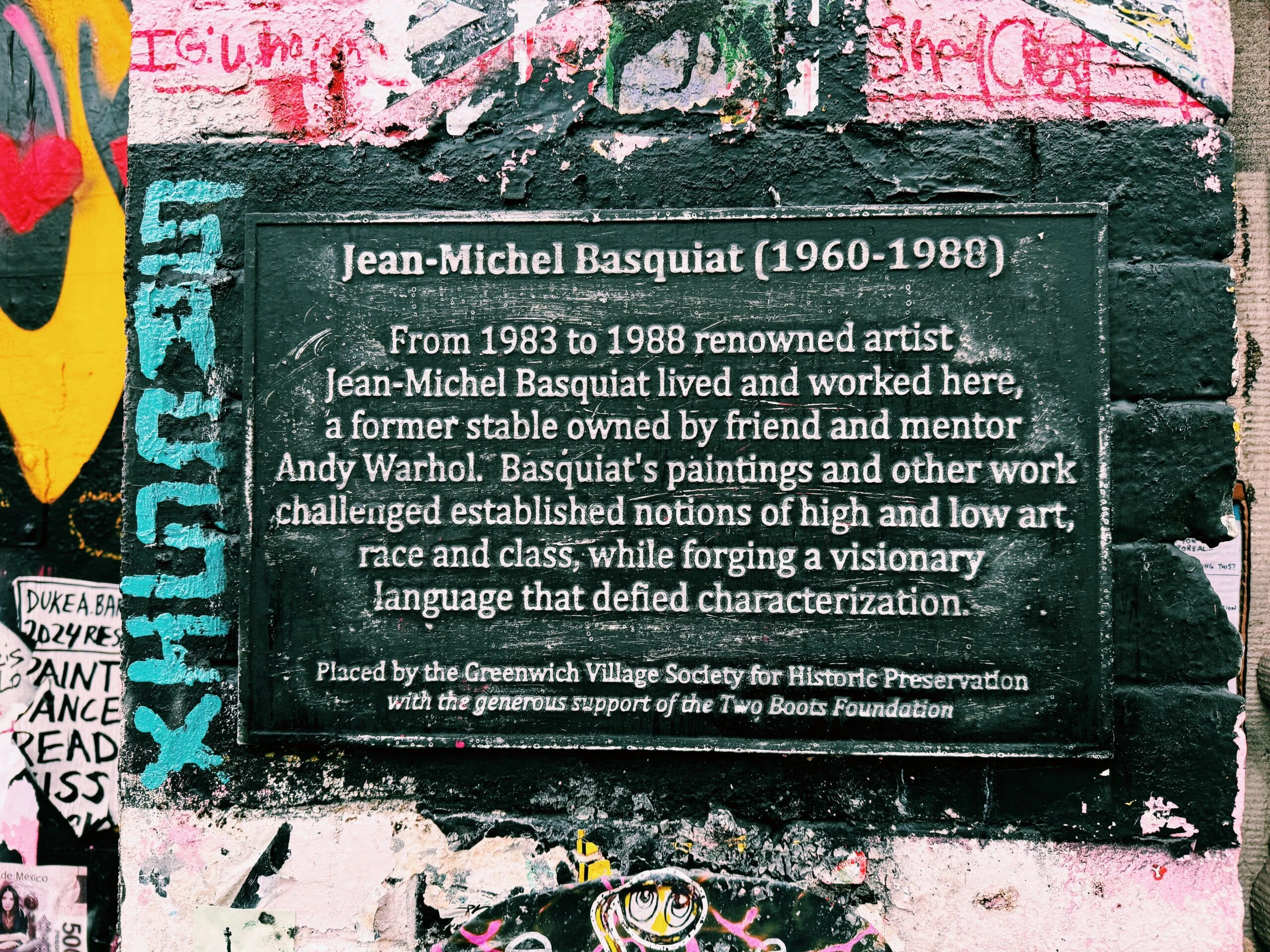 Placa en el edificio emblemático de Atelir Jolie donde vivía y trabajaba Jean Michel Basquiat y el dueño del lugar era Andy Warhol