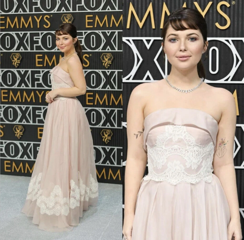 Samantha Hanratty en los premios Emmy. Foto: Instagram. 