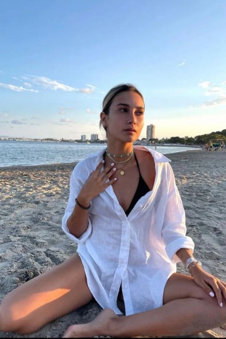 Camisa blanca tendencia para ir a la playa