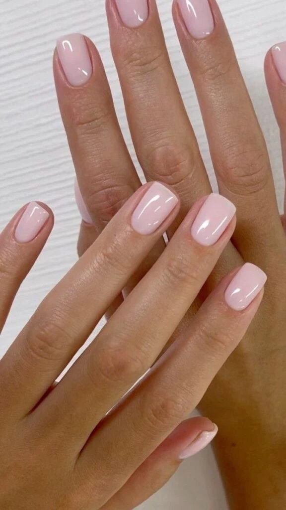Qué son las 'uñas jabón', la manicura minimalista que se impone en 2024