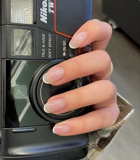 Qué son las 'uñas jabón', la manicura minimalista que se impone en 2024