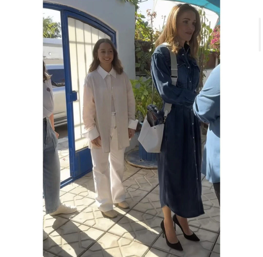 Rania de Jordania apostó por el jean y marcó tendencia. Foto: Instagram. 