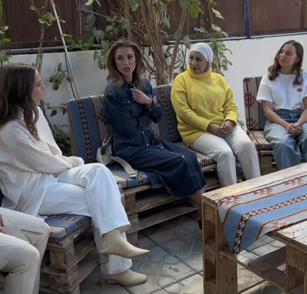 Rania de Jordania apostó por el jean y marcó tendencia. Foto: Instagram. 