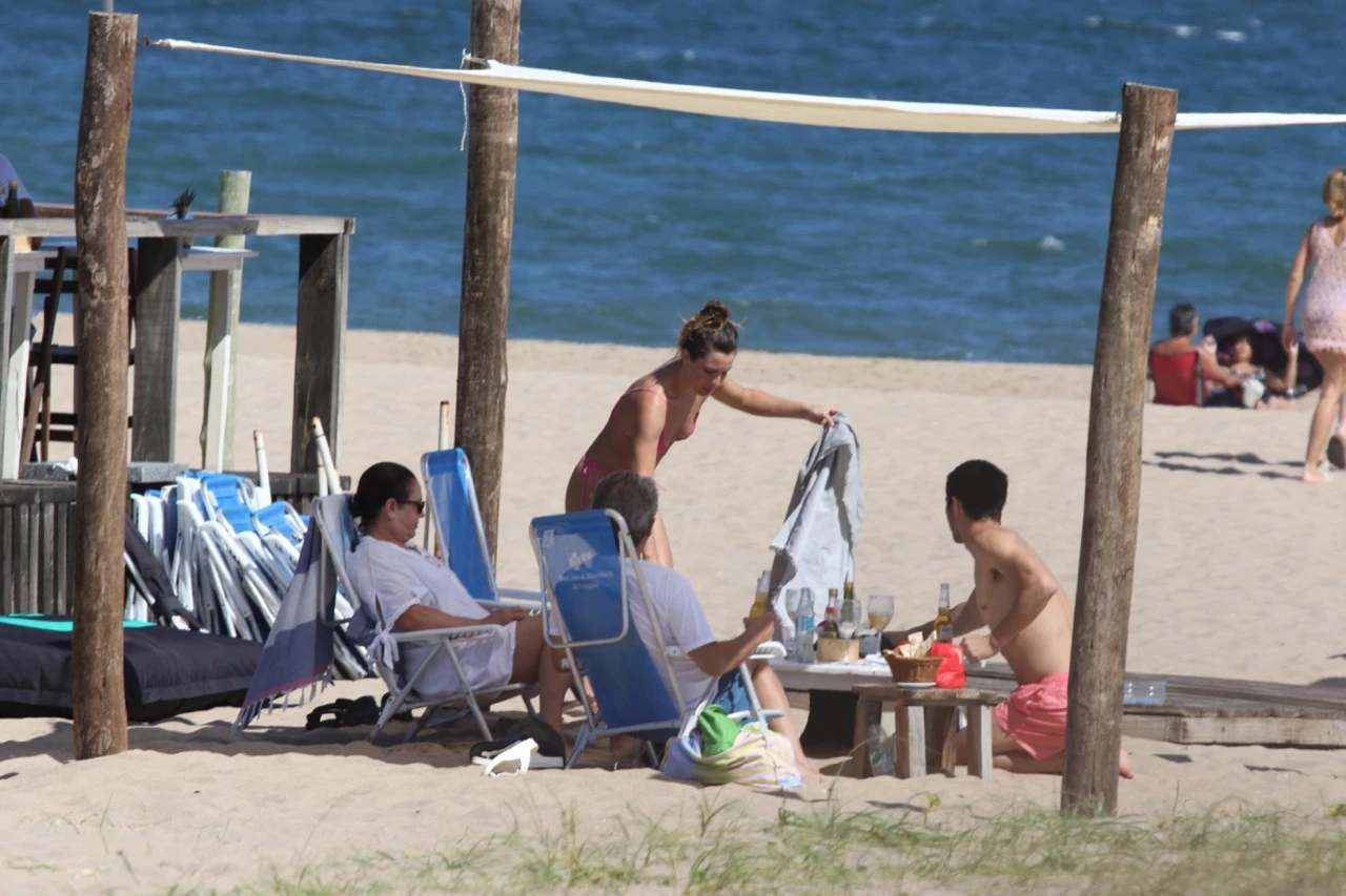 La familia Darín en la playa