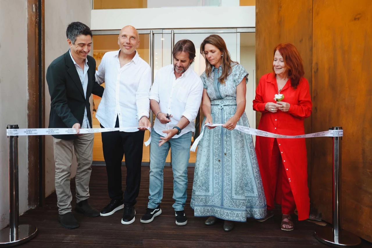 Román Viñoly, Pablo Monsuárez, el presidente de Uruguay Luis Lacalle Pou, Virginia Cervieri y Vivian Suter en la inauguración de la Fundación Cervieri Monsuárez