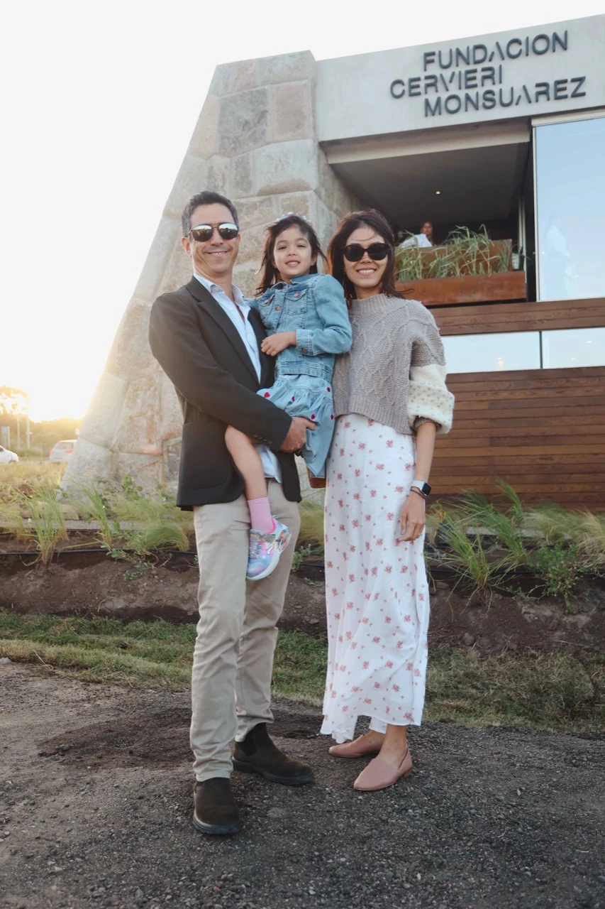 Román Viñoly junto a su mujer Suwattana y su hija Fanny en la inauguración de la Fundación Cervieri Monsuárez