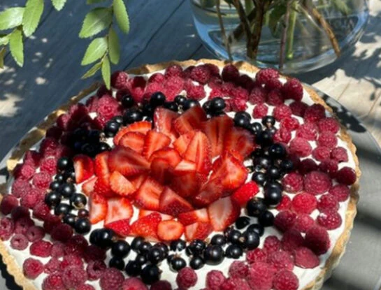 Tarta de frutos rojos, crema y dulce de leche: la receta que Juliana Awada prepara cuando veranea en la Patagonia