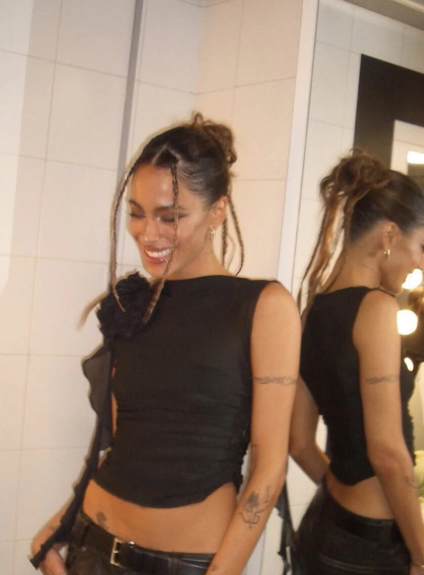 Tini Stoessel con un reloj similar al de Rodrigo de Paul