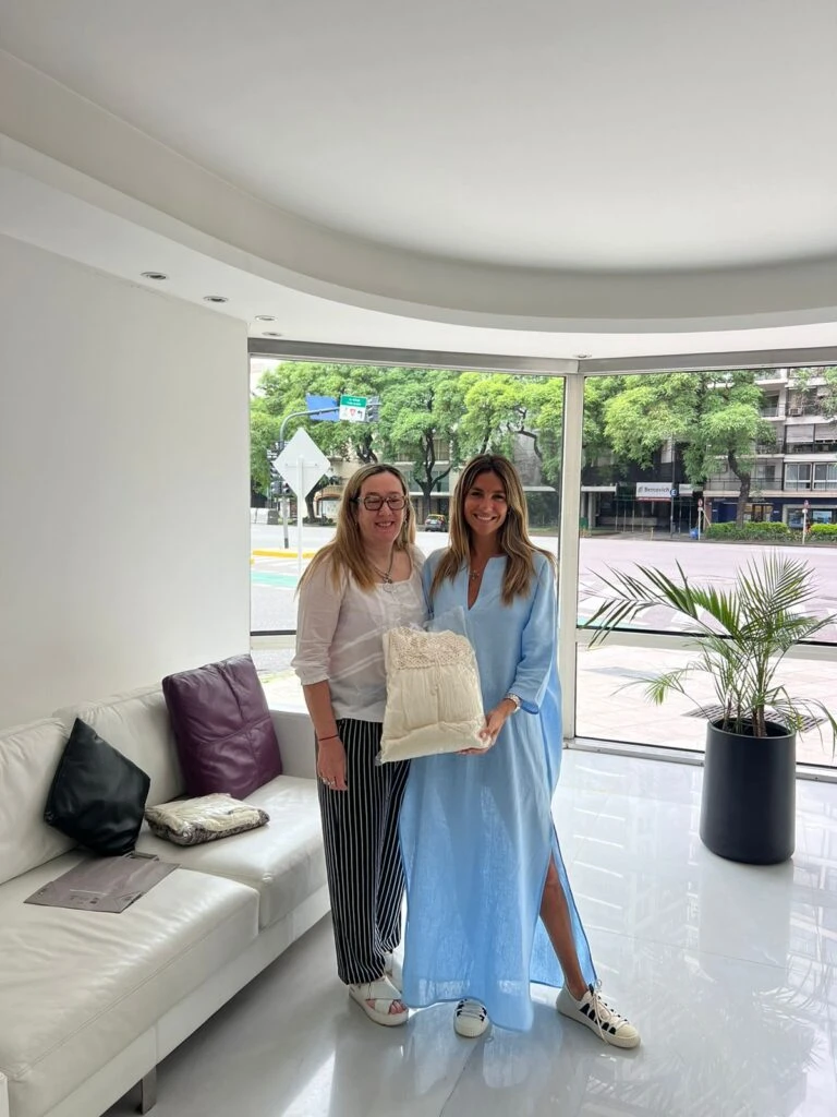 María Belén Ludueña junto a una seguidora.