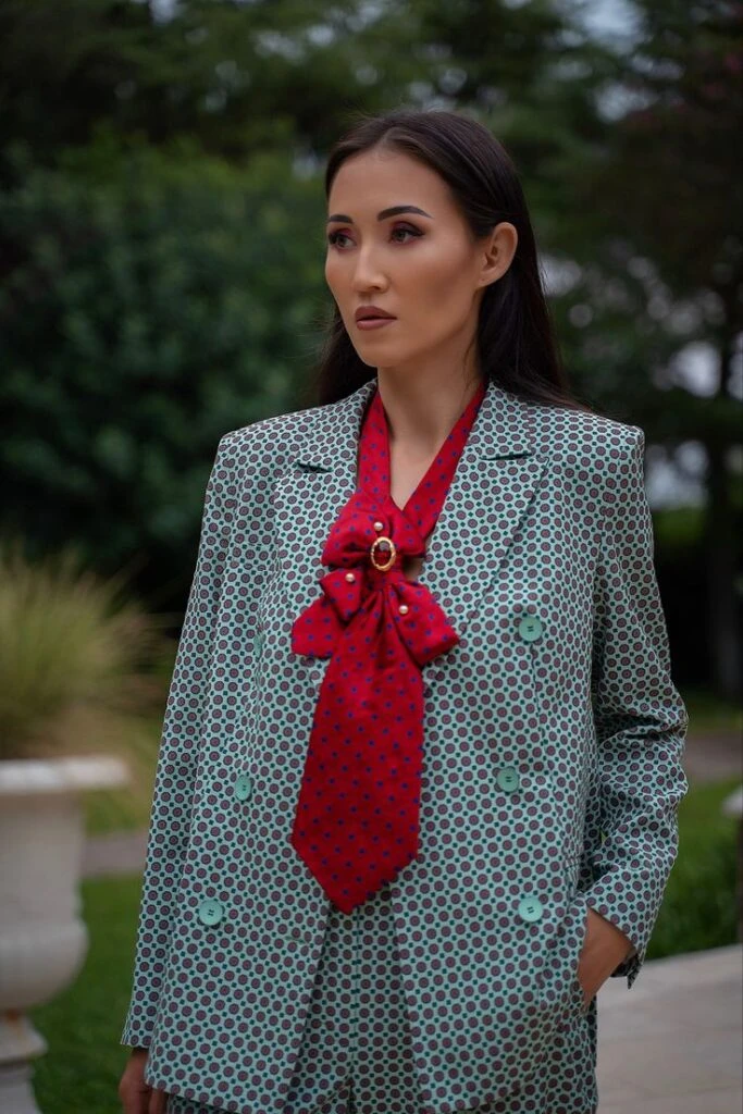 Alerta tendencia: cómo armar un buen look con corbata, el ítem de moda de este verano