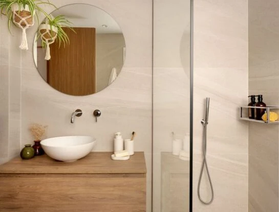 La guía definitiva para decorar e iluminar baños chicos y sin ventanas