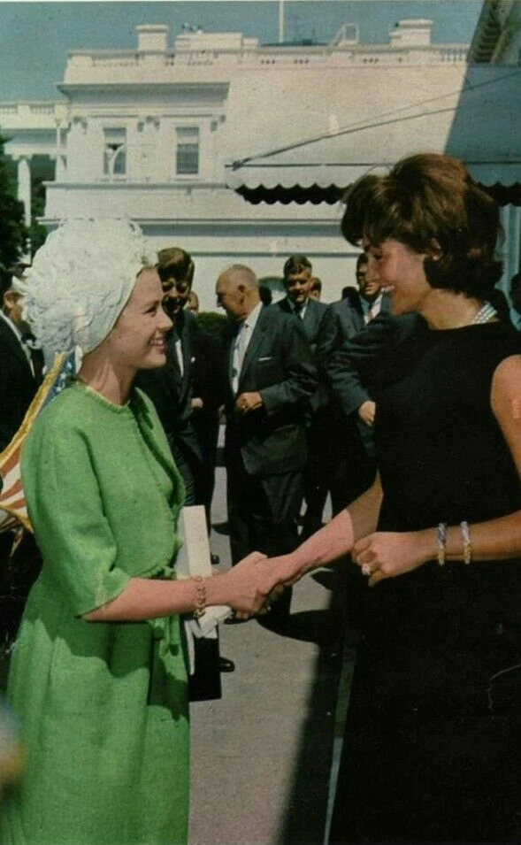 De un vestido de Lady Di a un traje de Grace Kelly y un look de Carrie Bradshaw subastan los diseños más icónicos de divas y royals