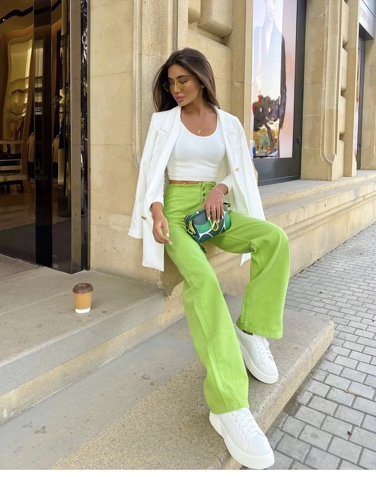 Nicole Neumann marca tendencia en las calles de Madrid con el verde menta, el color furor del 2024
