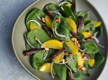 Ensalada marroquí de rúcula y naranja: la solución ideal para una cena de verano