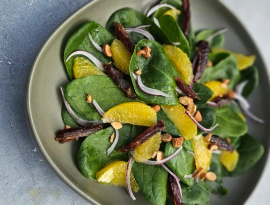 Ensalada marroquí de rúcula y naranja: la solución ideal para una cena de verano