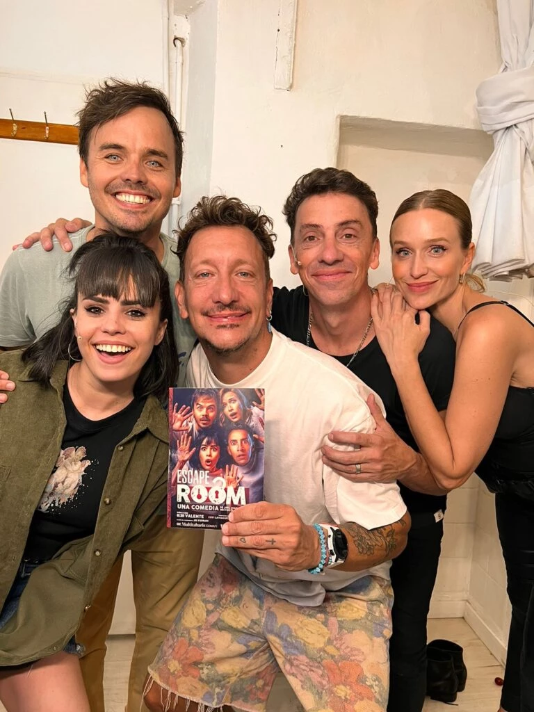 Nico Vázquez visita al elenco de Escape Room.