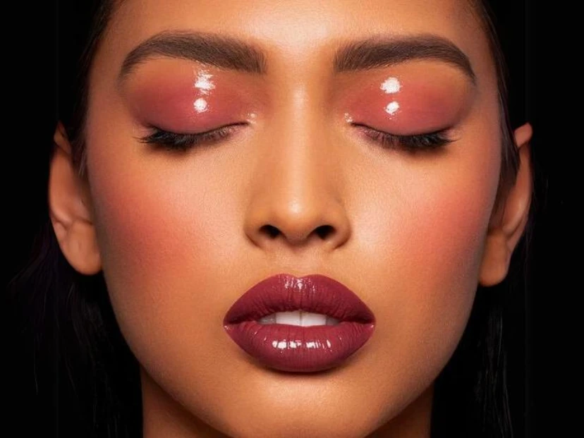 Qué son los glossy eyes: la tendencia en makeup que va a arrasar este 2024
