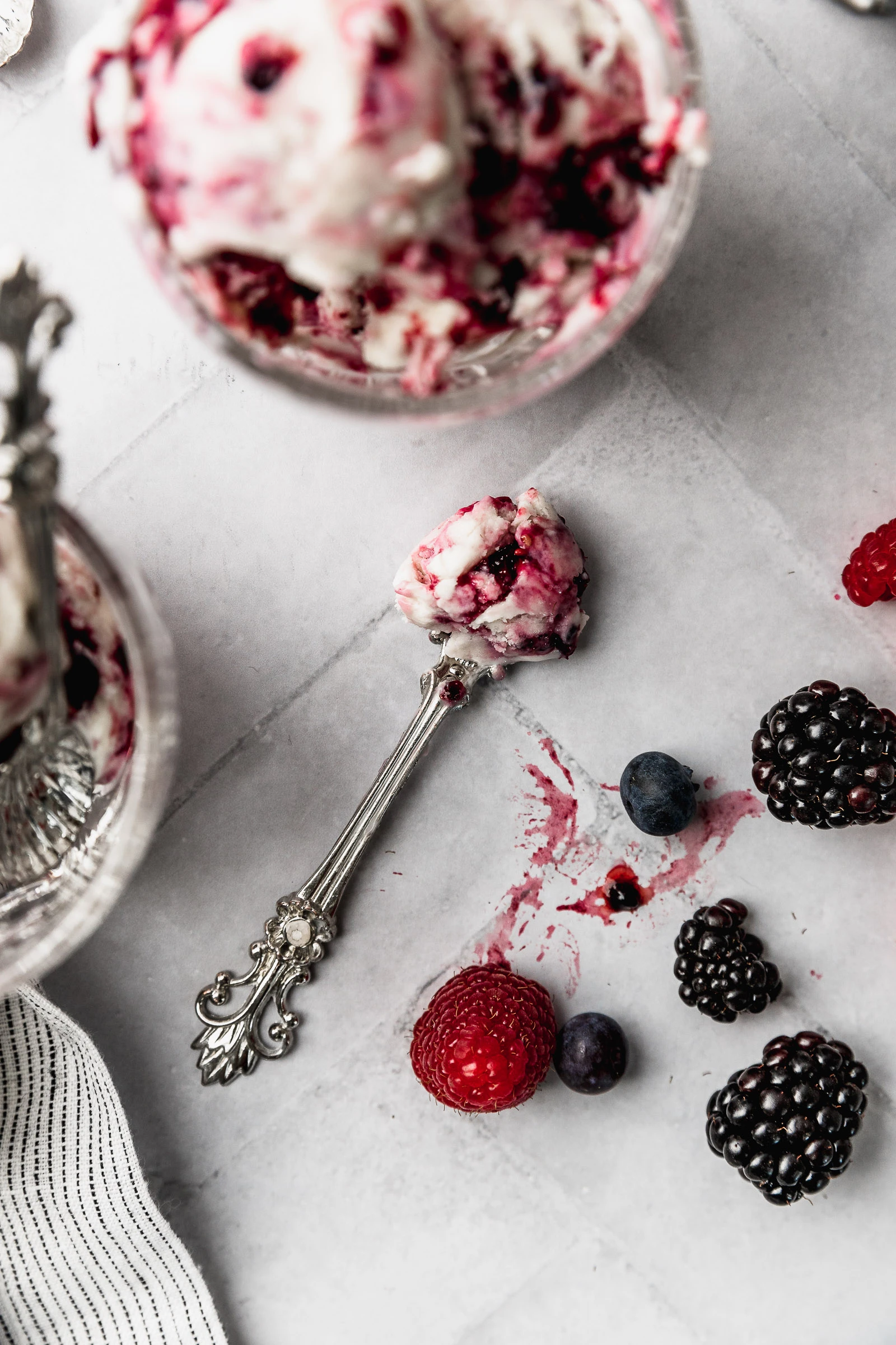 Helado de yogurt y frutos rojos