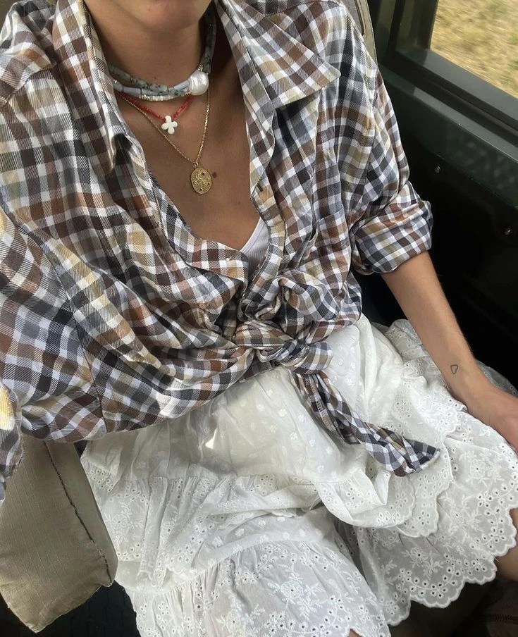 _looks del tstreet style con camisa escocesa