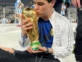 Tomás Messi con la Copa del Mundo.