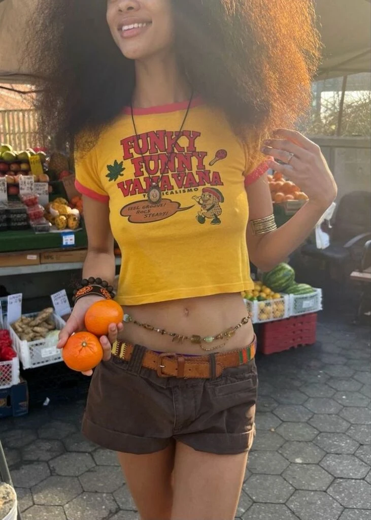 El groovival regresa con todo: la moda que marcó los años 60 se impone en la Gen-Z