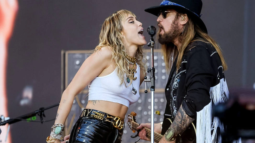 Miley Cyrus y la guerra con su padre que se hizo evidente en los Grammys 2024