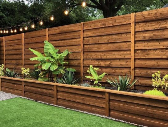 Alerta vecinos curiosos: cercos y varillados de madera para ganar privacidad