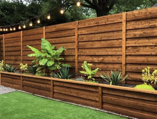 Alerta vecinos curiosos: cercos y varillados de madera para ganar privacidad