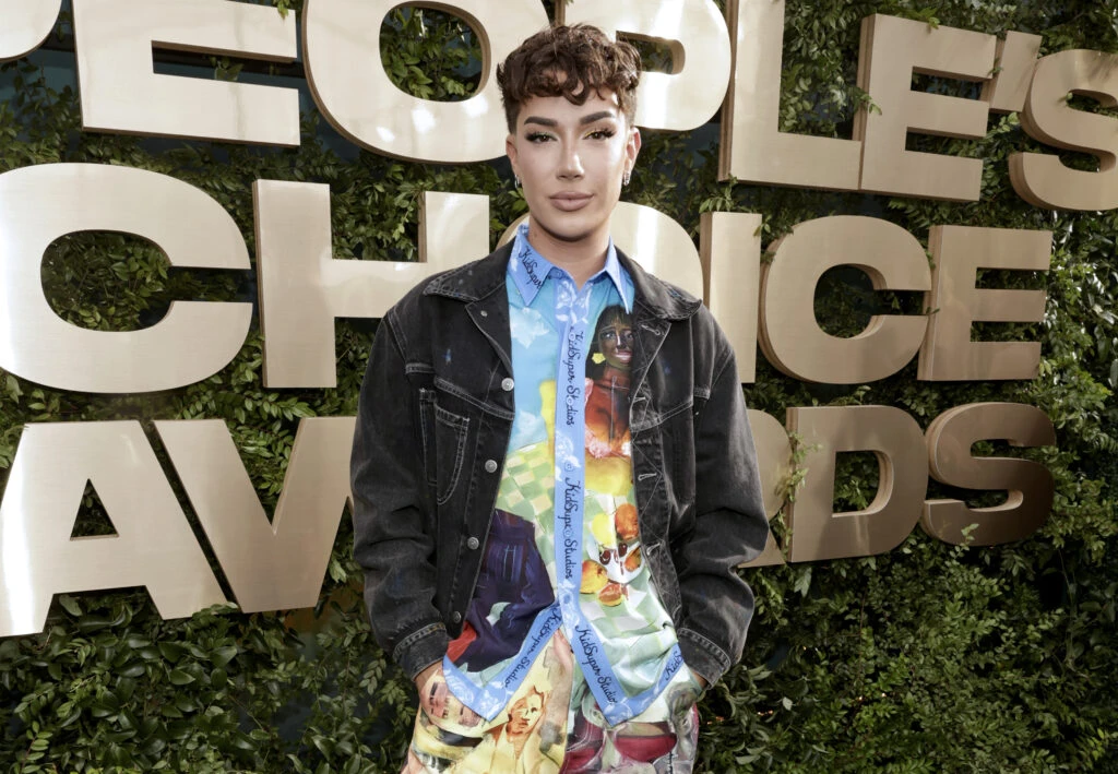 Vidriera: de Jennifer Aniston a Billie Eilish, los looks de los famosos en los People´s Choice Awards