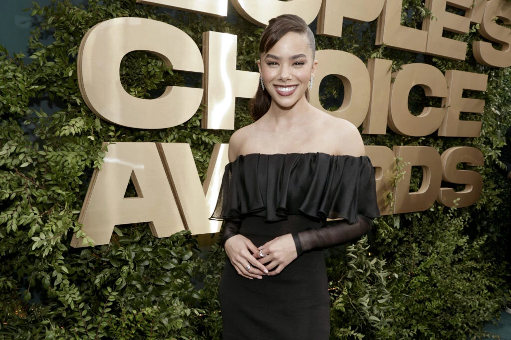 Vidriera: de Jennifer Aniston a Billie Eilish, los looks de los famosos en los People´s Choice Awards