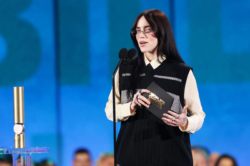 Vidriera: de Jennifer Aniston a Billie Eilish, los looks de los famosos en los People´s Choice Awards