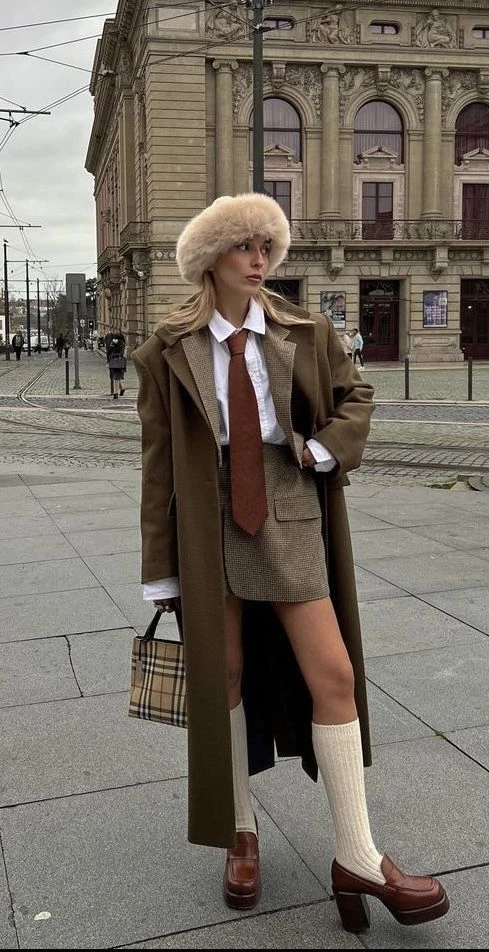 Guía de estilo: así se usan las prendas con peluche, que enamoran a la tendencia mob wife