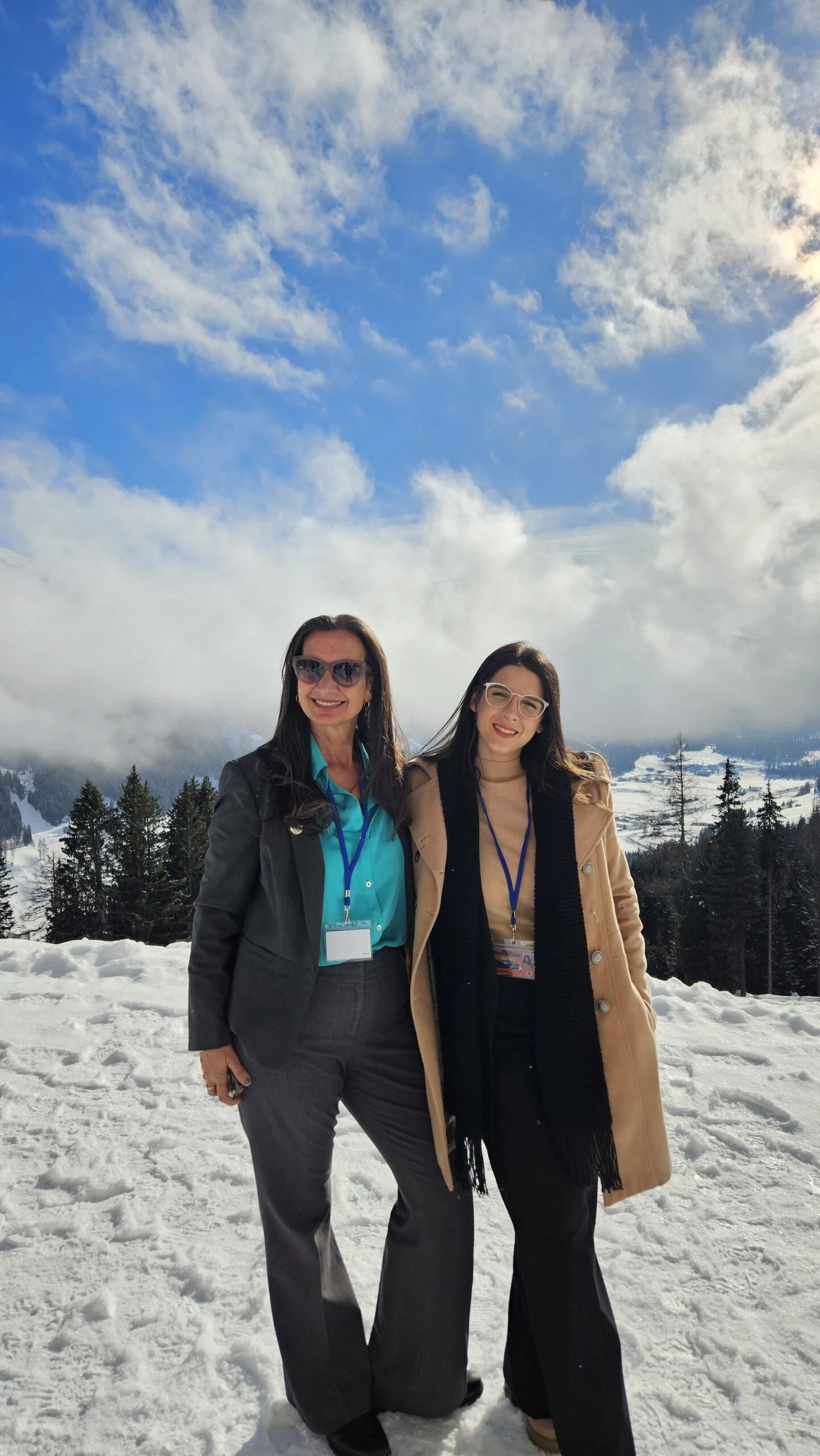 Andrea Grobocopatel en Davos junto a su compañera de viaje