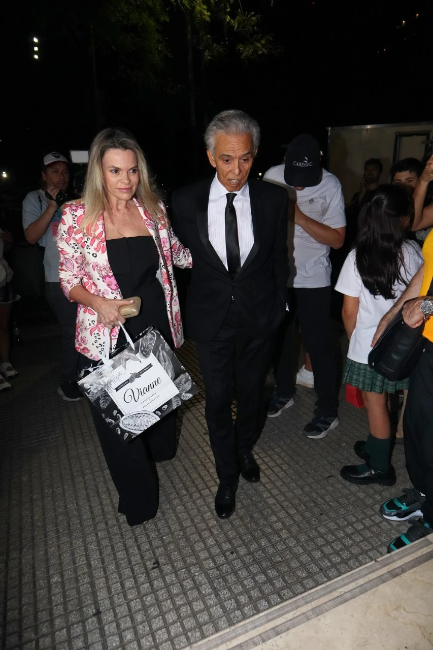Jairo llegó con su novia, Laura. Foto RS Fotos