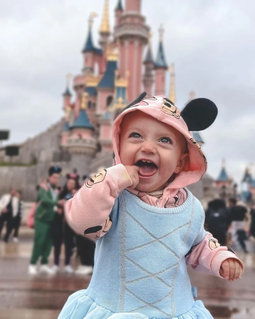 Las fotos de Vita, la hija de Cande Ruggeri, en los parques de Disney París