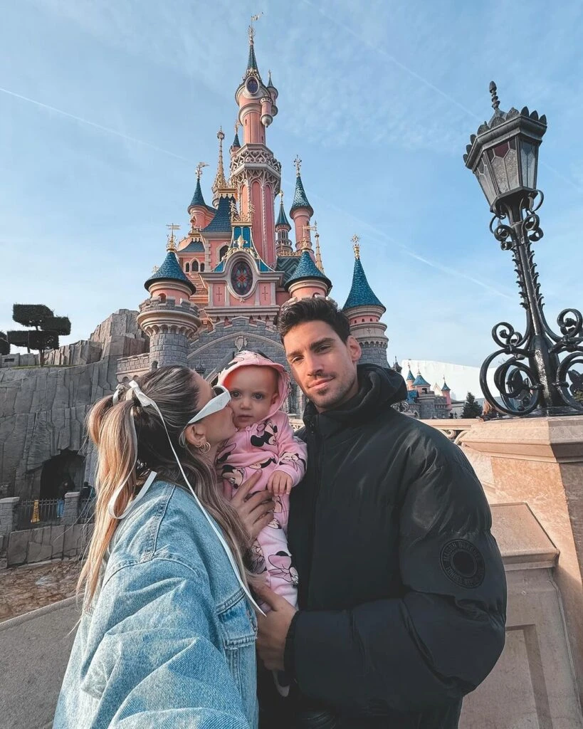 Las fotos de Vita, la hija de Cande Ruggeri, en los parques de Disney París