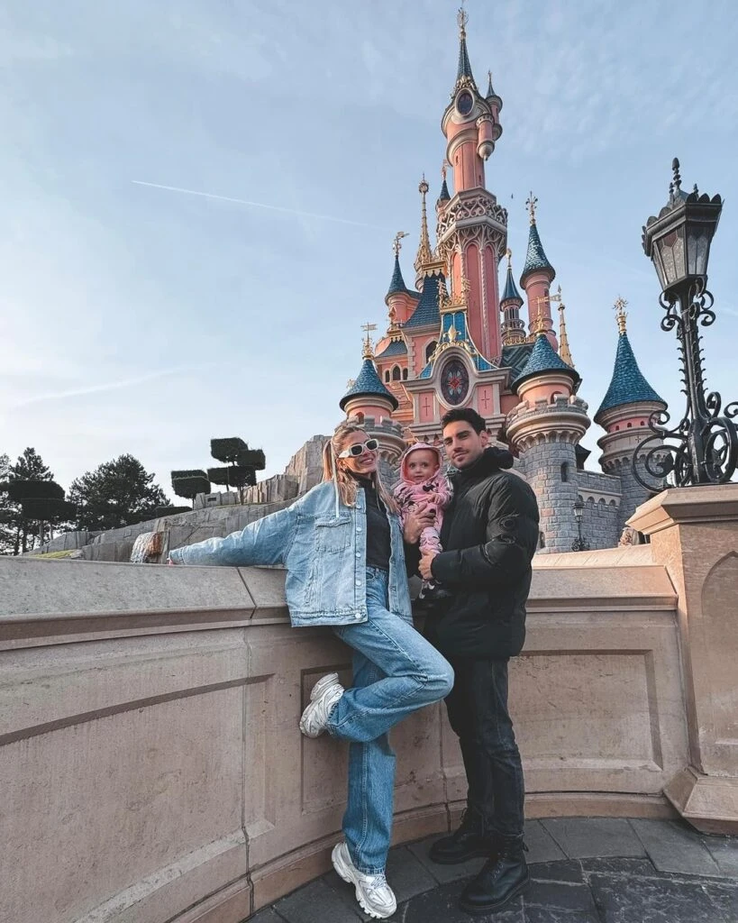 Las fotos de Vita, la hija de Cande Ruggeri, en los parques de Disney París