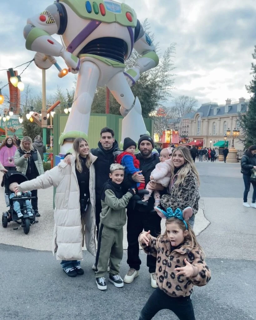 Las fotos de Vita, la hija de Cande Ruggeri, en los parques de Disney París