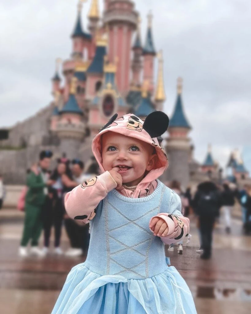 Las fotos de Vita, la hija de Cande Ruggeri, en los parques de Disney París