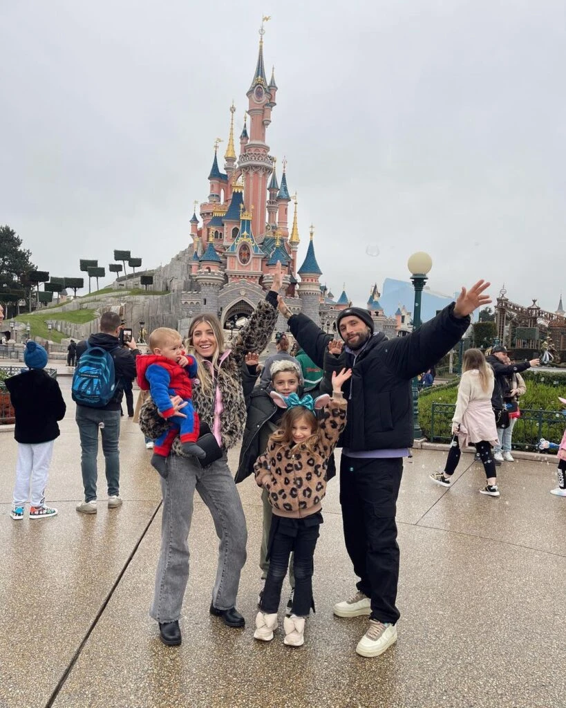 Las fotos de Vita, la hija de Cande Ruggeri, en los parques de Disney París