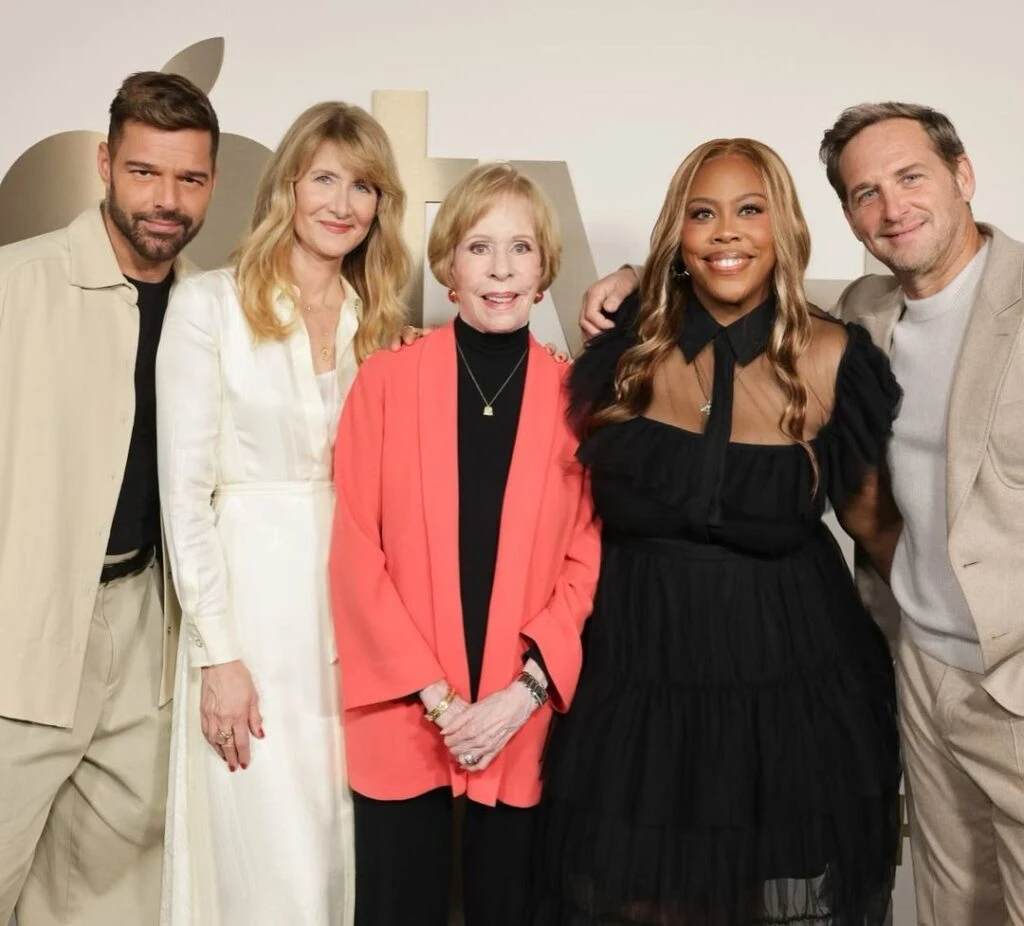 Ricky Martin junto al elenco de "Palm Royale"