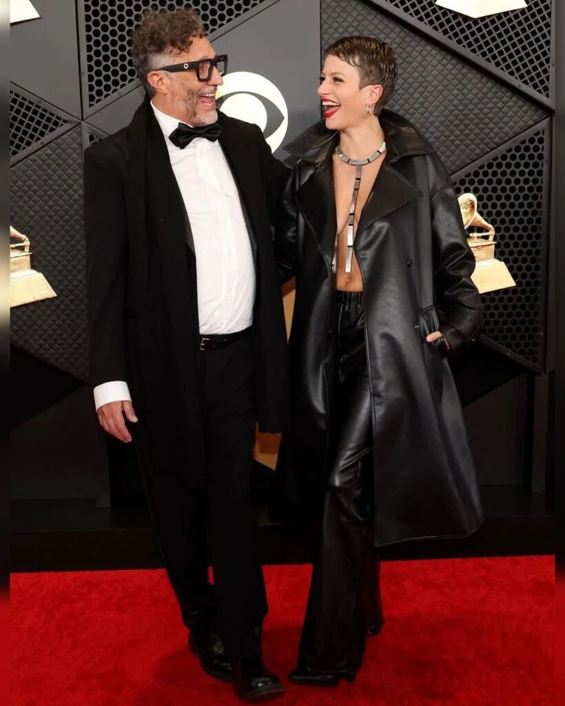 Quien es Eugenia Kolodziej, la pareja de Fito Paez que caminó junto a él en la red carpet de los Grammys 2024