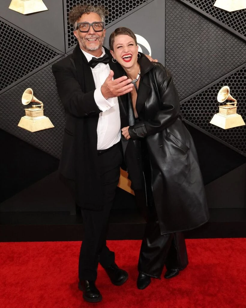Quien es Eugenia Kolodziej, la pareja de Fito Paez que caminó junto a él en la red carpet de los Grammys 2024