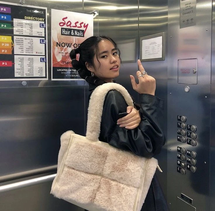 Guía de estilo: así se usan las prendas con peluche, que enamoran a la tendencia mob wife