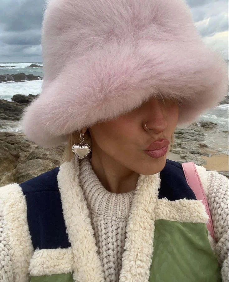 Guía de estilo: así se usan las prendas con peluche, que enamoran a la tendencia mob wife