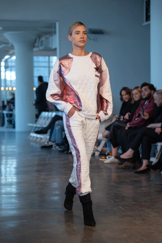 Angie Landaburu desfilando para Custo Barcelona en la Semana de la Moda de NY