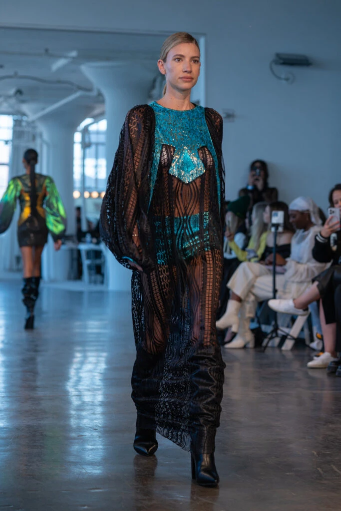 Angie Landaburu desfilando para Custo Barcelona en la Semana de la Moda de NY